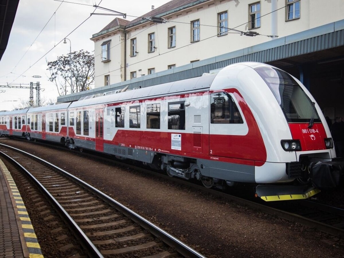 vlak železnica železničná spoločnosť ZSSK 1140px (SITA/Jozef Jakubčo)